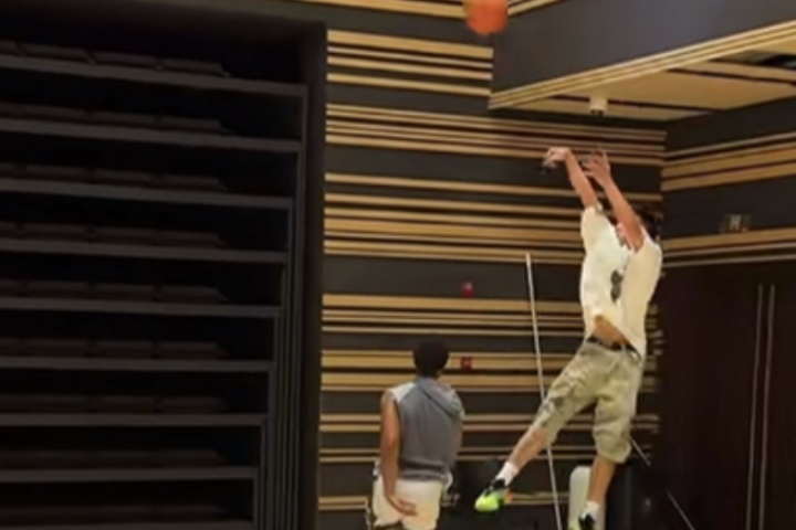 电竞比分-只能三次运球！吴泽加冕和美国知名训练师德文打了一个半小时单挑