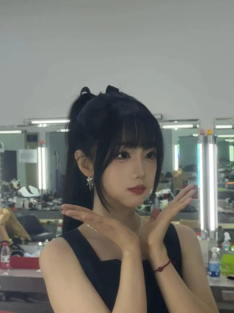 主持十月晒照:收工~今日新增打卡下班照Pose️